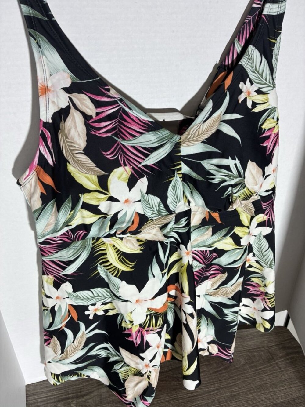 Kona Sol Tankini Top In Black With Floral Design Size 20/22 (2X)